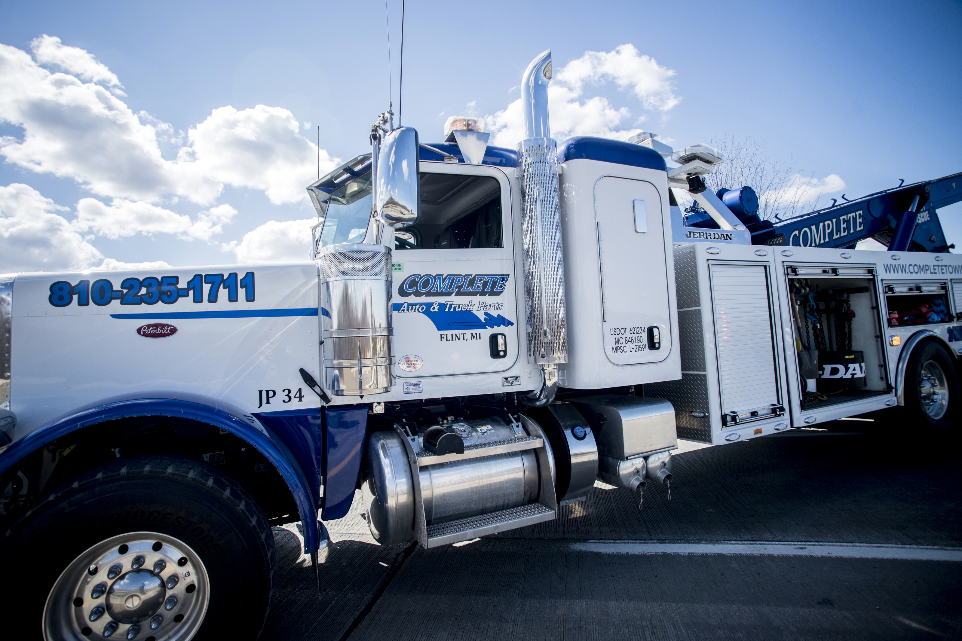 Overturned semi crash shuts down SB I-75 in Genesee County - mlive.com
