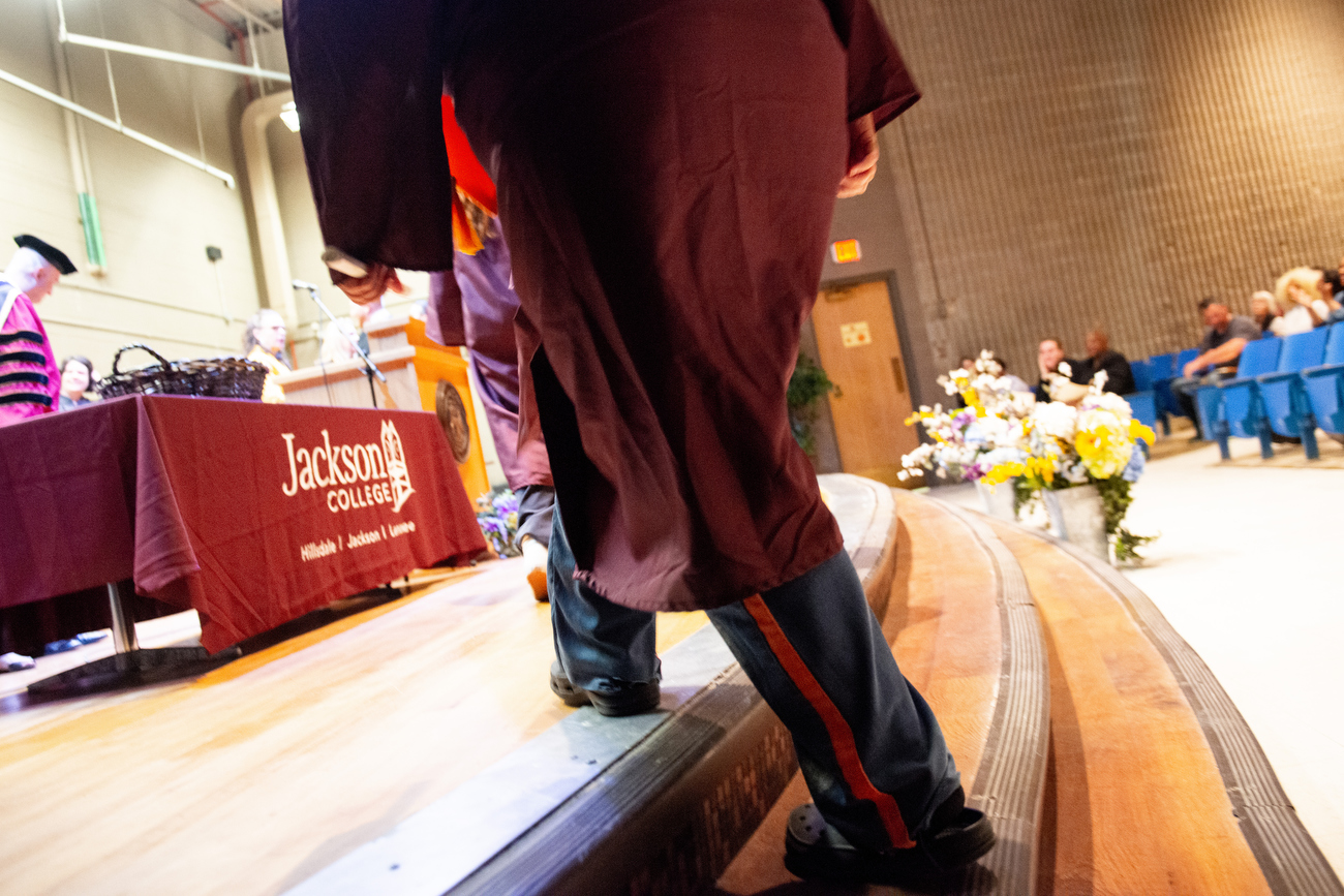 Huron Valley Women's Prison inmates graduate with associate's degrees ...