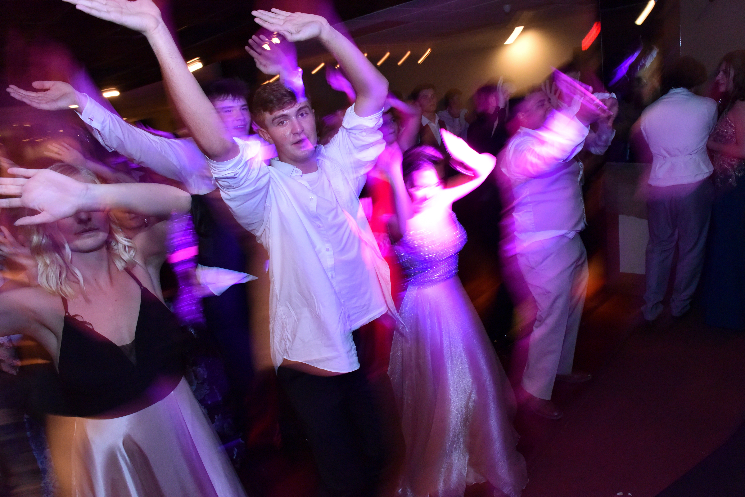 Manchester goes to 2019 prom in “rustic,” but elegant night - mlive.com