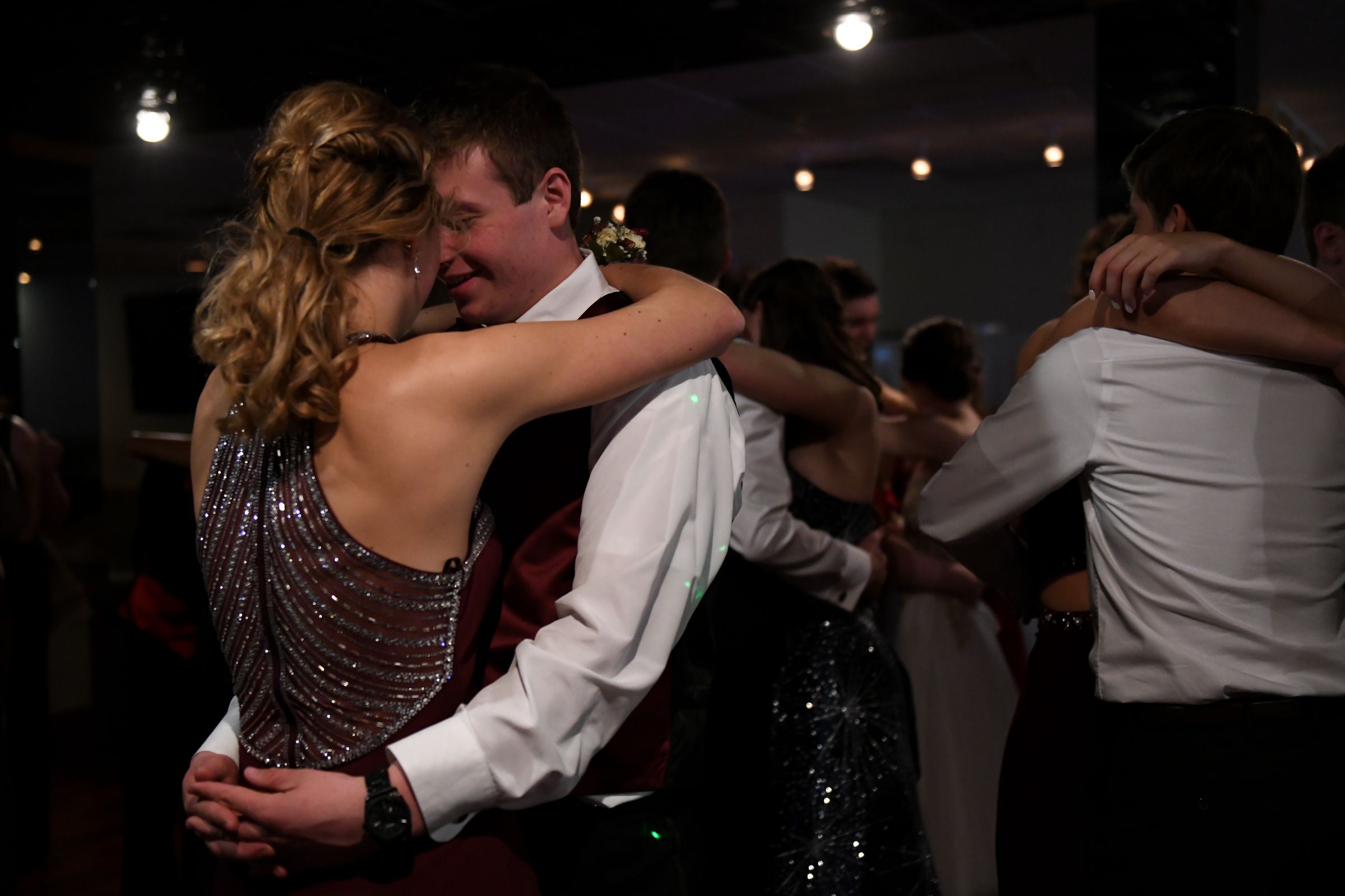 Manchester goes to 2019 prom in “rustic,” but elegant night - mlive.com