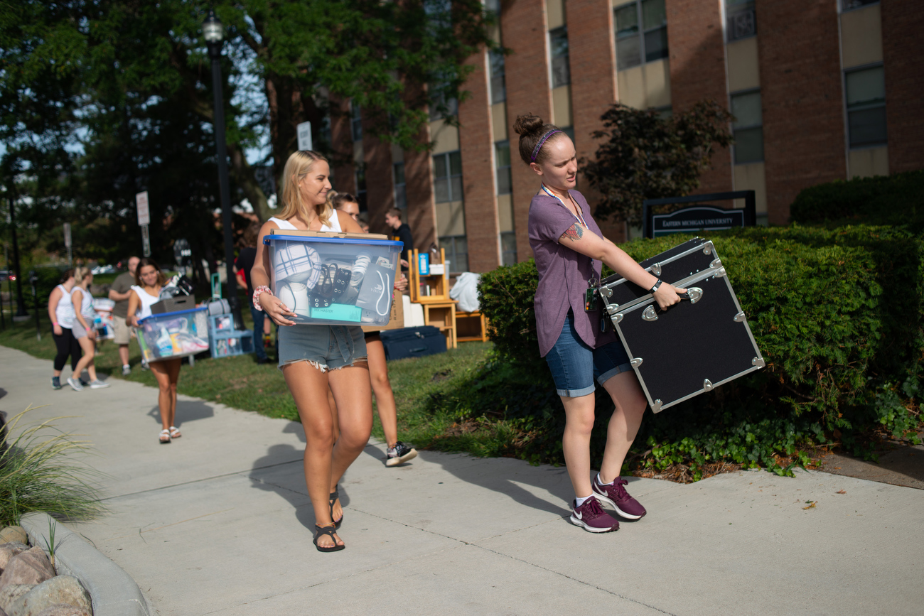 Students move into Eastern Michigan University dormitories
