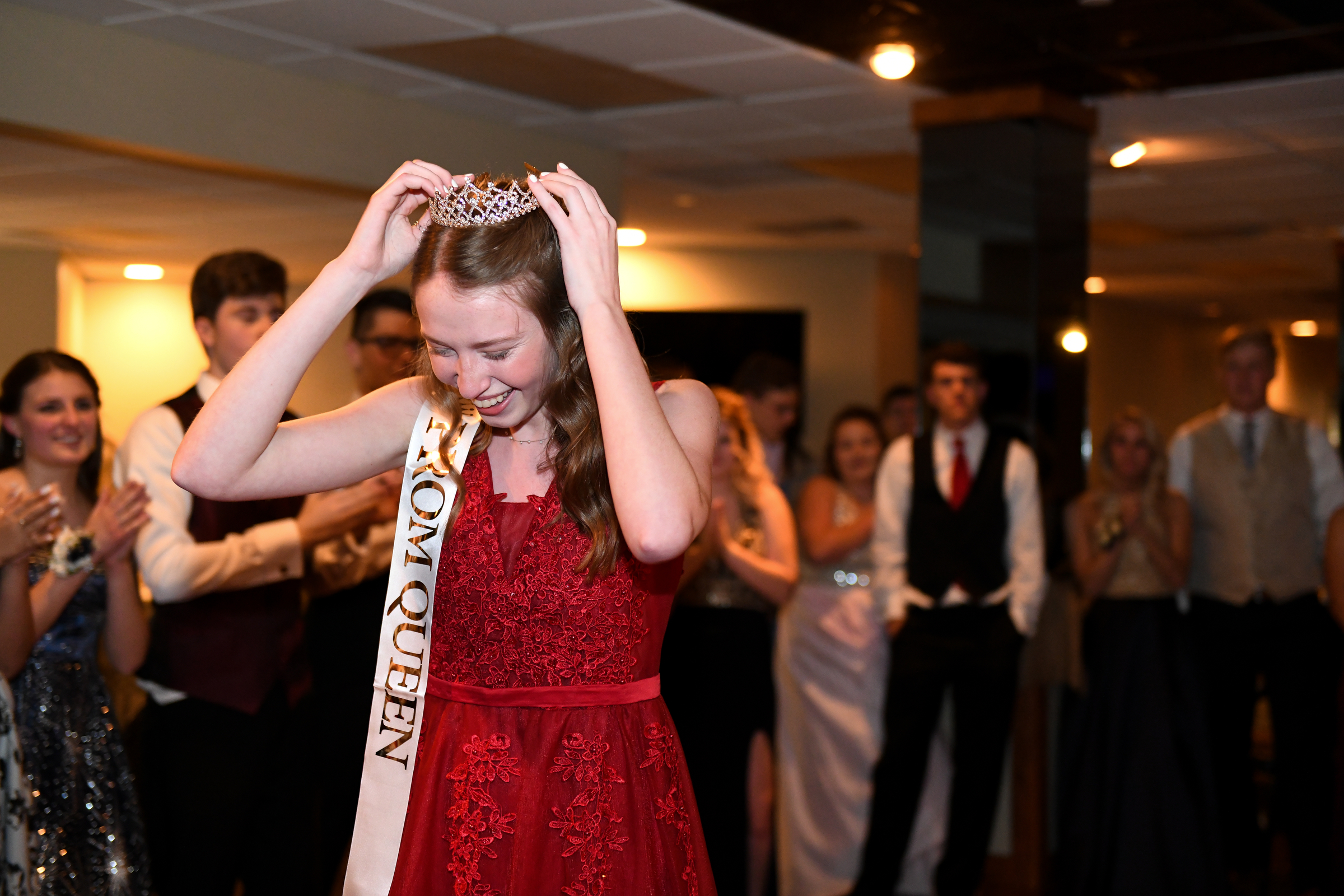 Manchester goes to 2019 prom in “rustic,” but elegant night - mlive.com