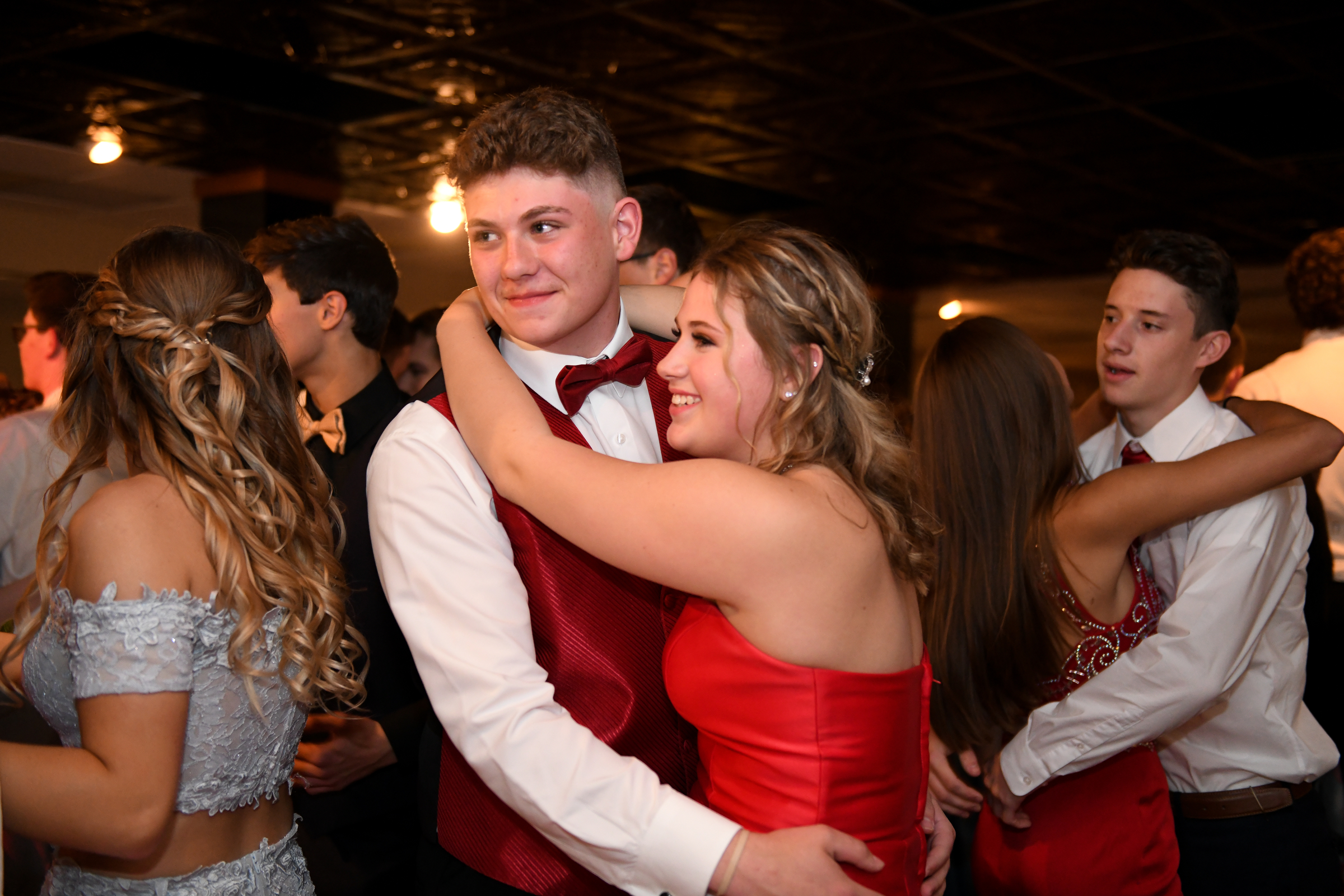 Manchester goes to 2019 prom in “rustic,” but elegant night - mlive.com