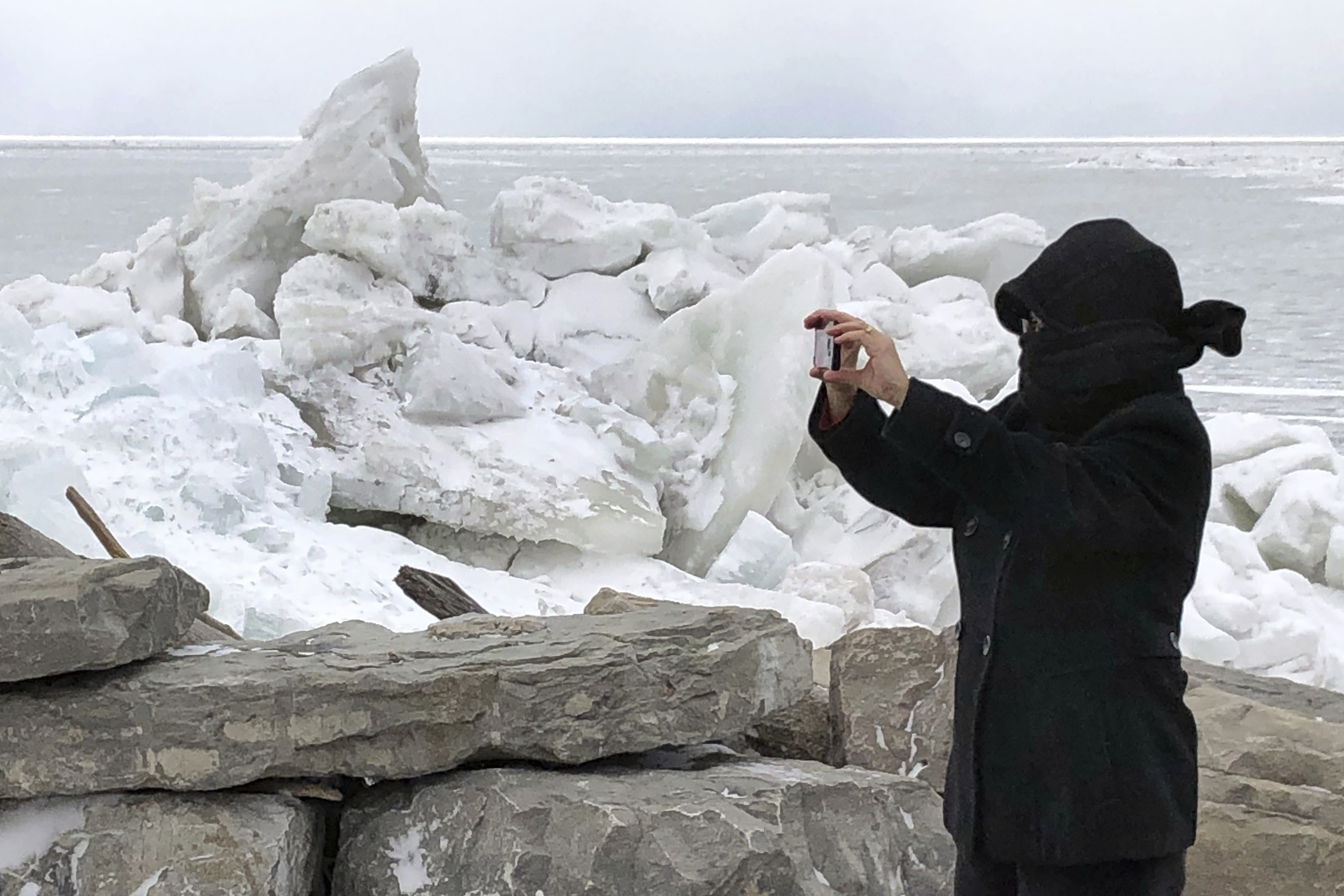 Ice tsunami: Winds create ice piles 20-30 feet high along Niagara