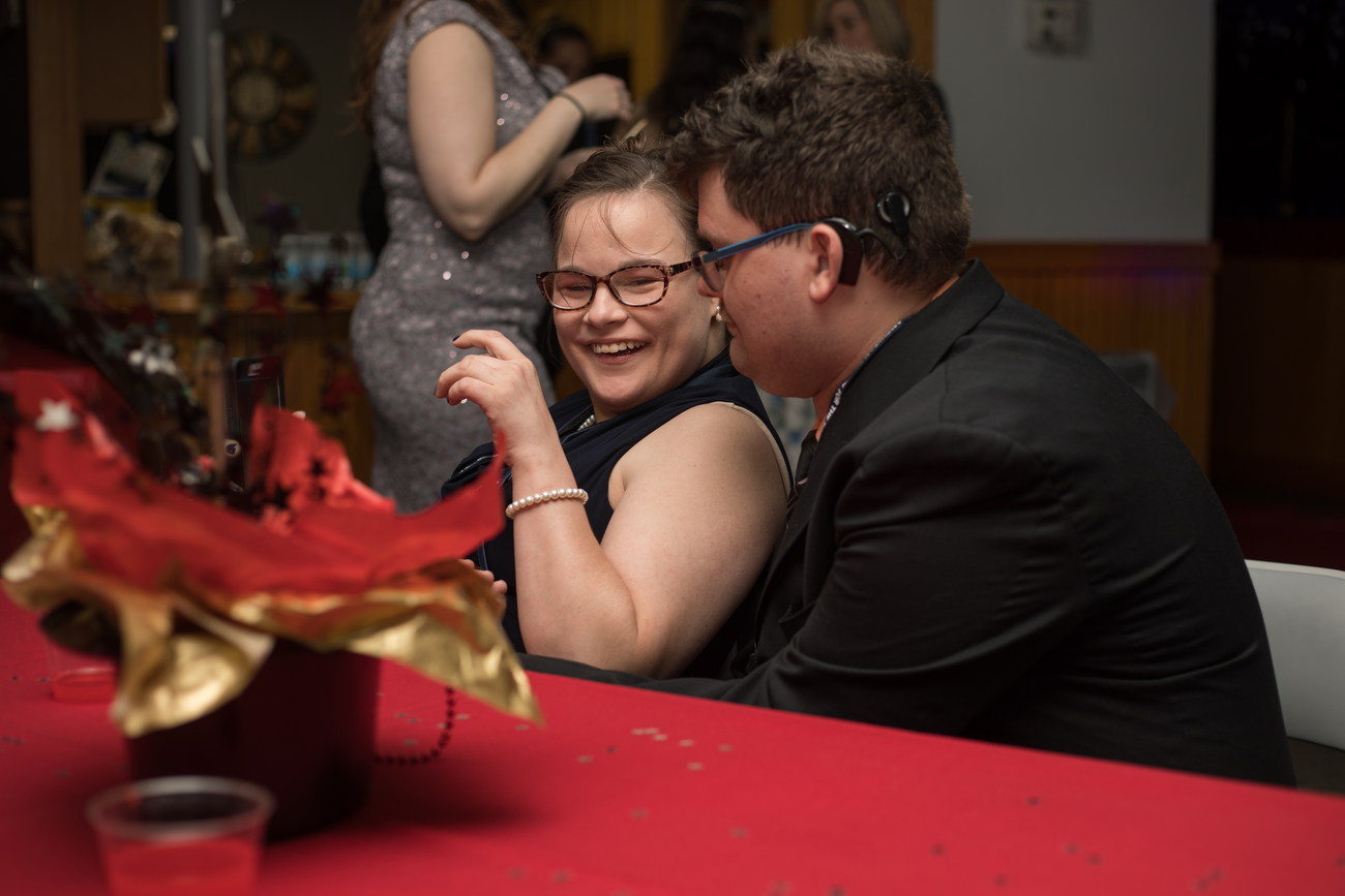 Michigan School for the Deaf celebrates Oscarthemed prom