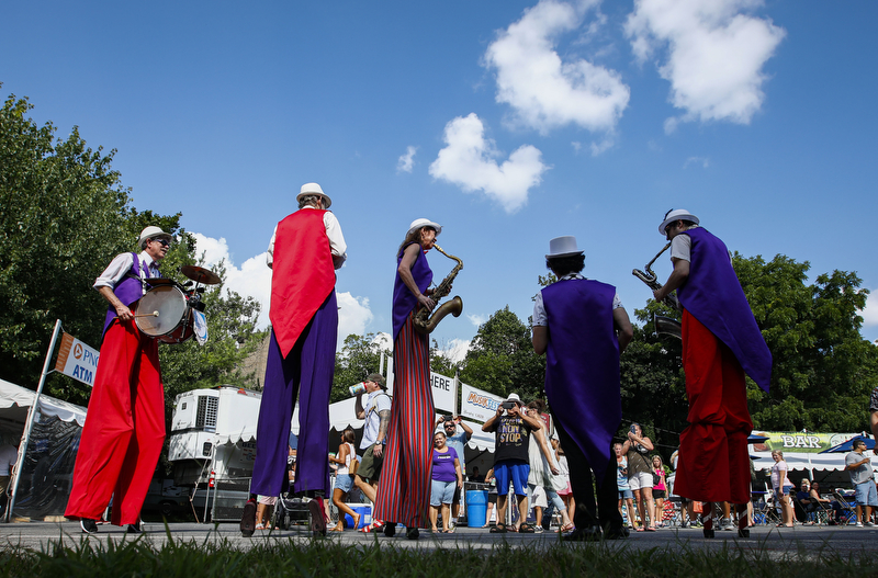Shinbone Alley Stilt Band performs at Musikfest - lehighvalleylive.com