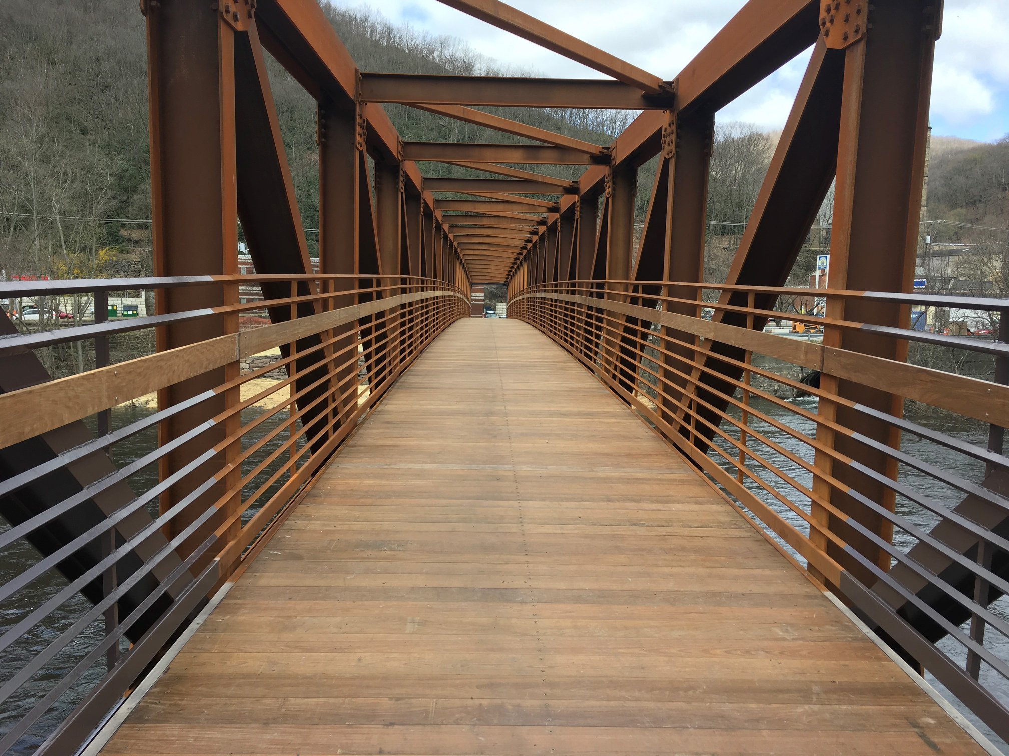 Bridge терапия. 4. Парк бруклинского моста нью-йорк. They are building a new bridge. Бруклинский мост пешеходная дорожка.