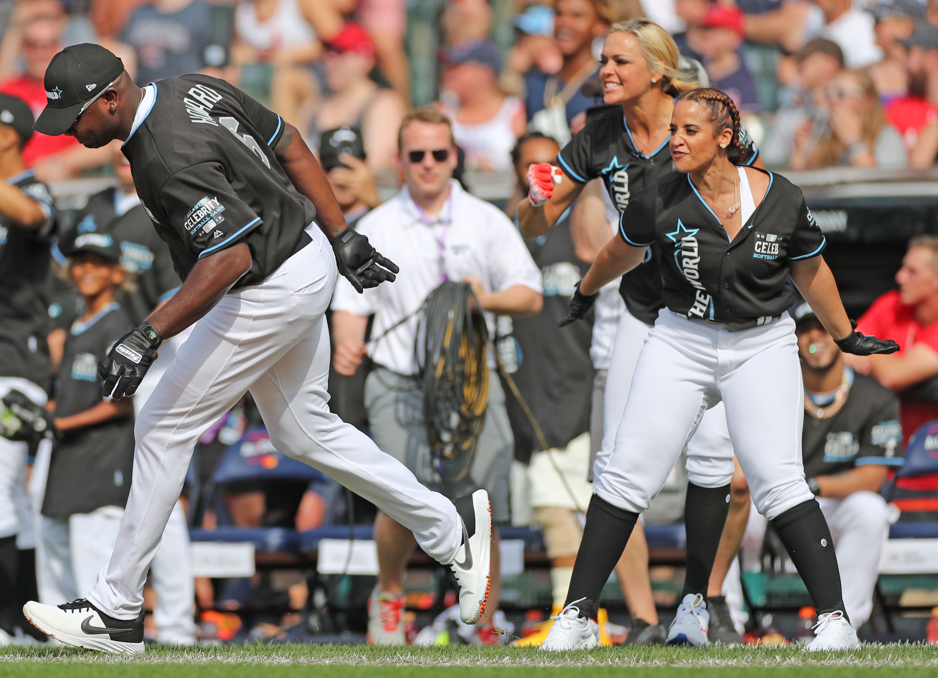 Cleveland S Comeback Falls Short Vs The World In 2019 All Star Celebrity Softball Game Cleveland Com