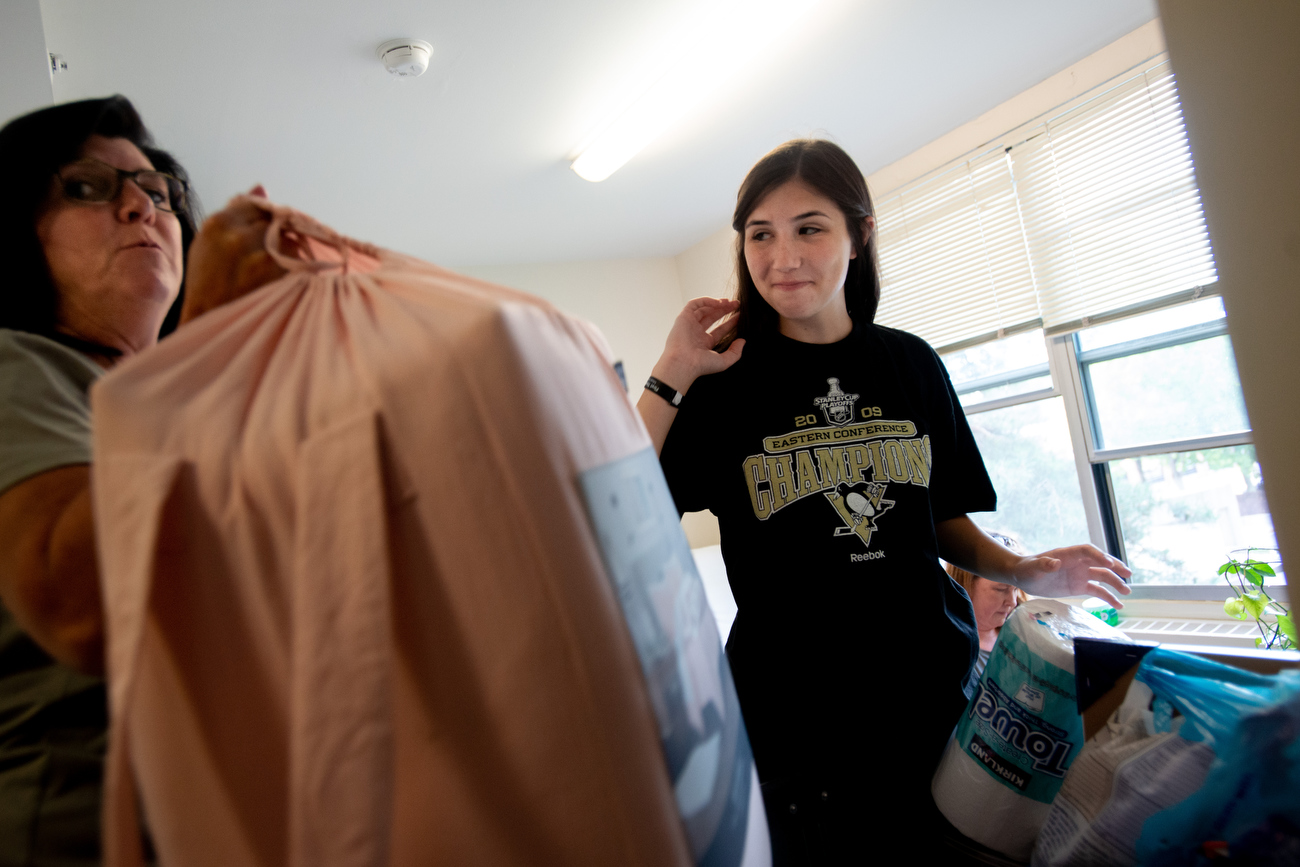 Students move into Eastern Michigan University dormitories