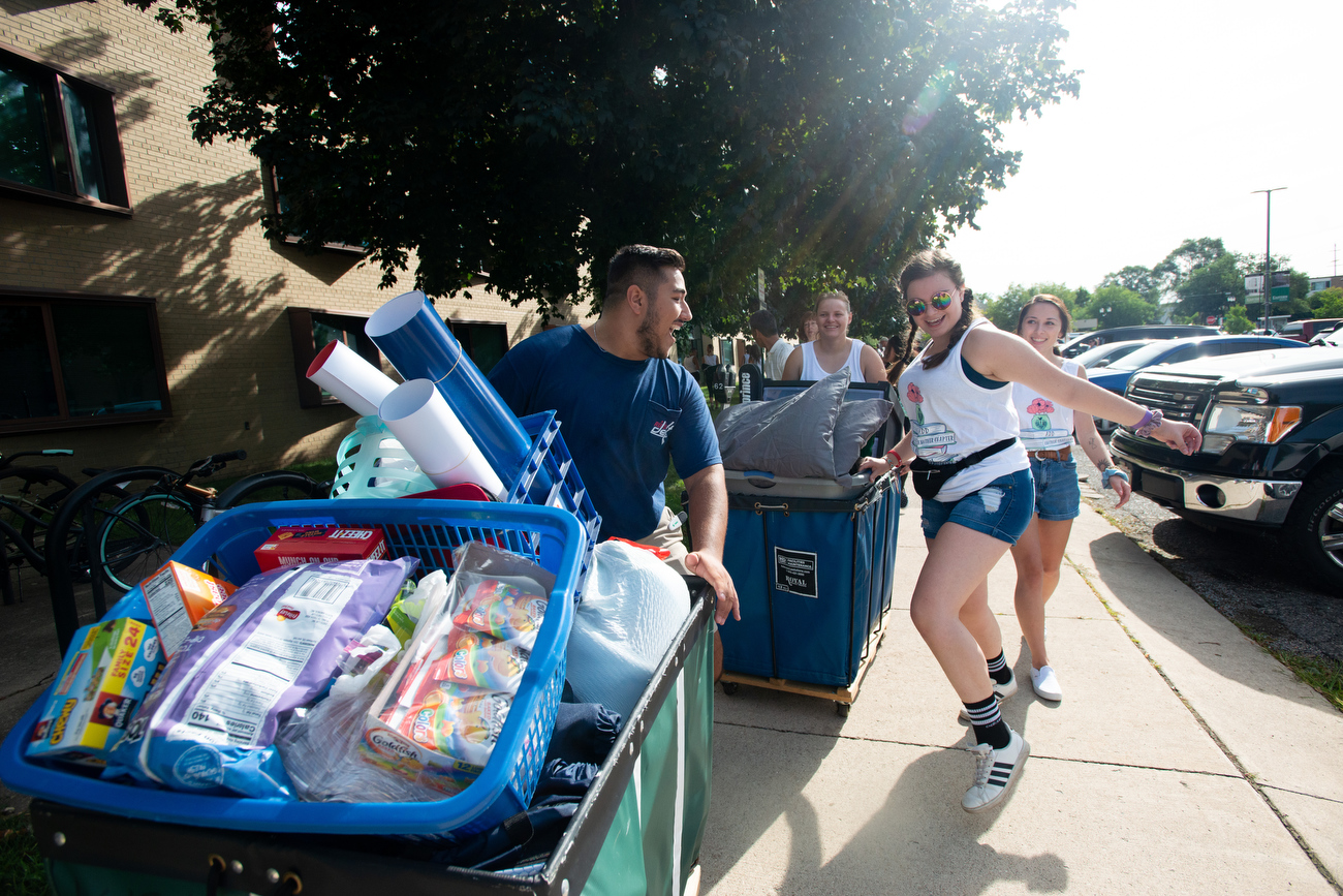 Students move into Eastern Michigan University dormitories
