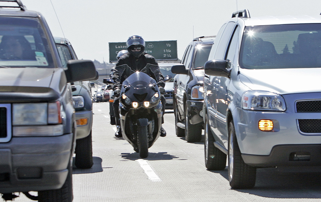 Motorcycle lane-splitting bill reignites debate over safety concerns