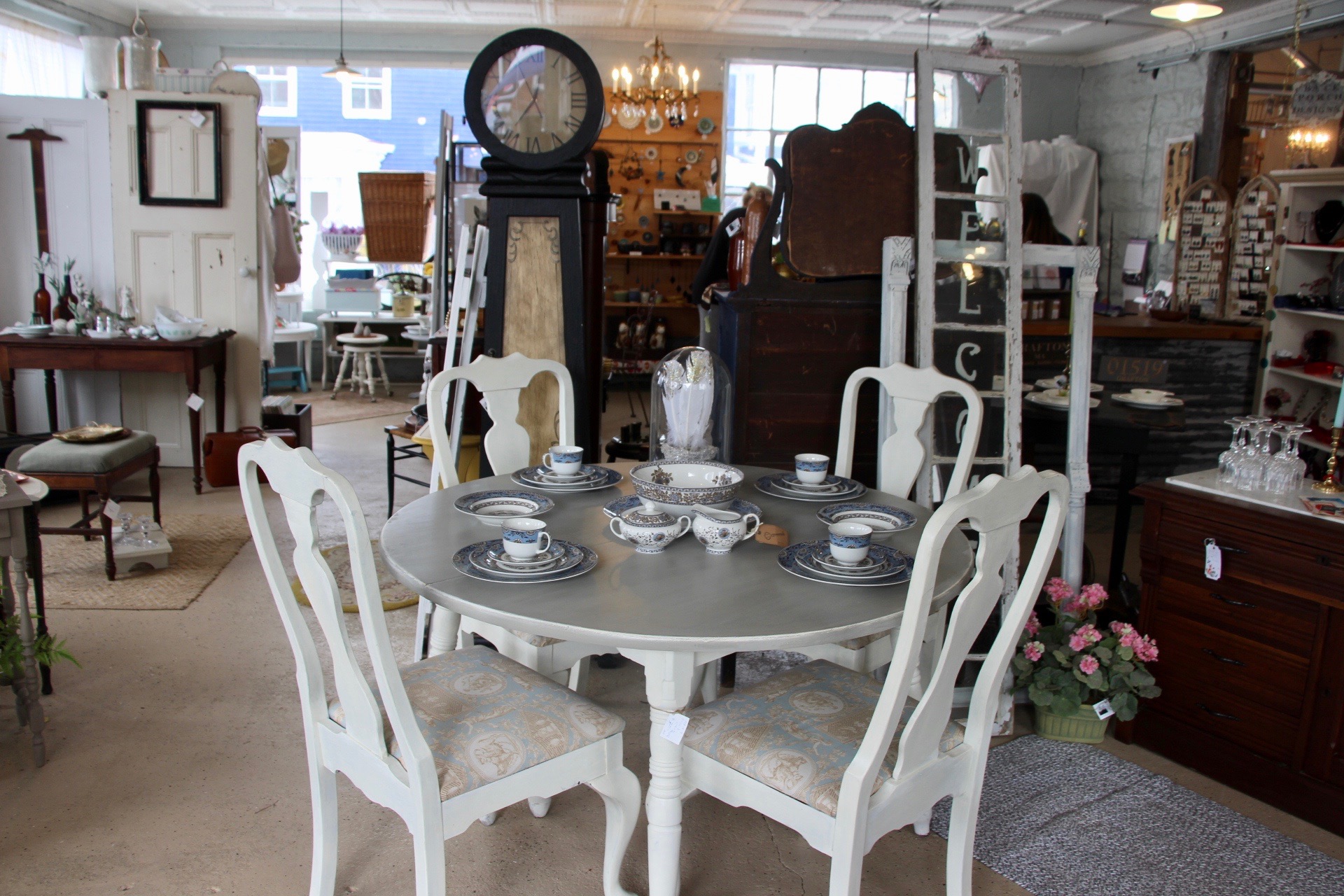 Off The Common Antiques Marketplace in Grafton