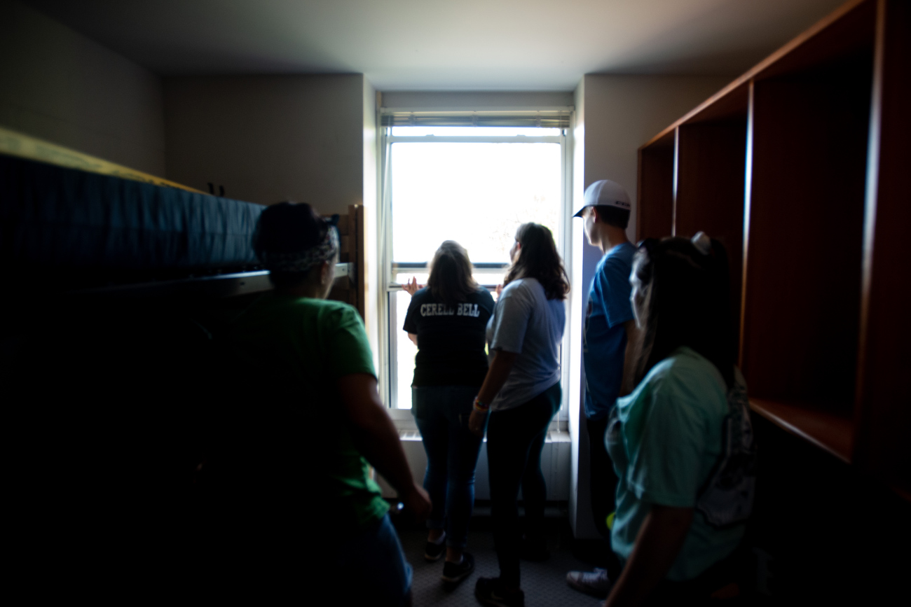 Students move into Eastern Michigan University dormitories