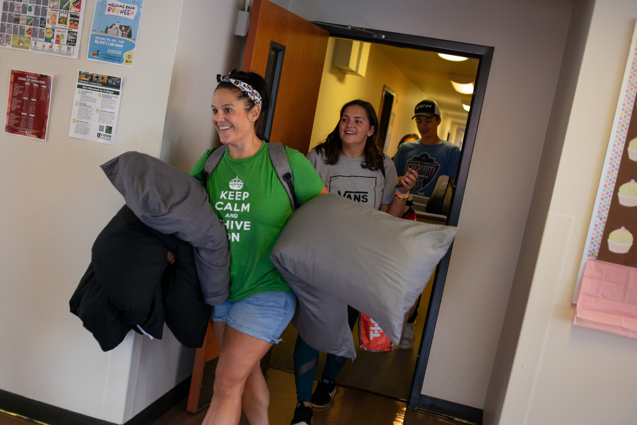 Students move into Eastern Michigan University dormitories