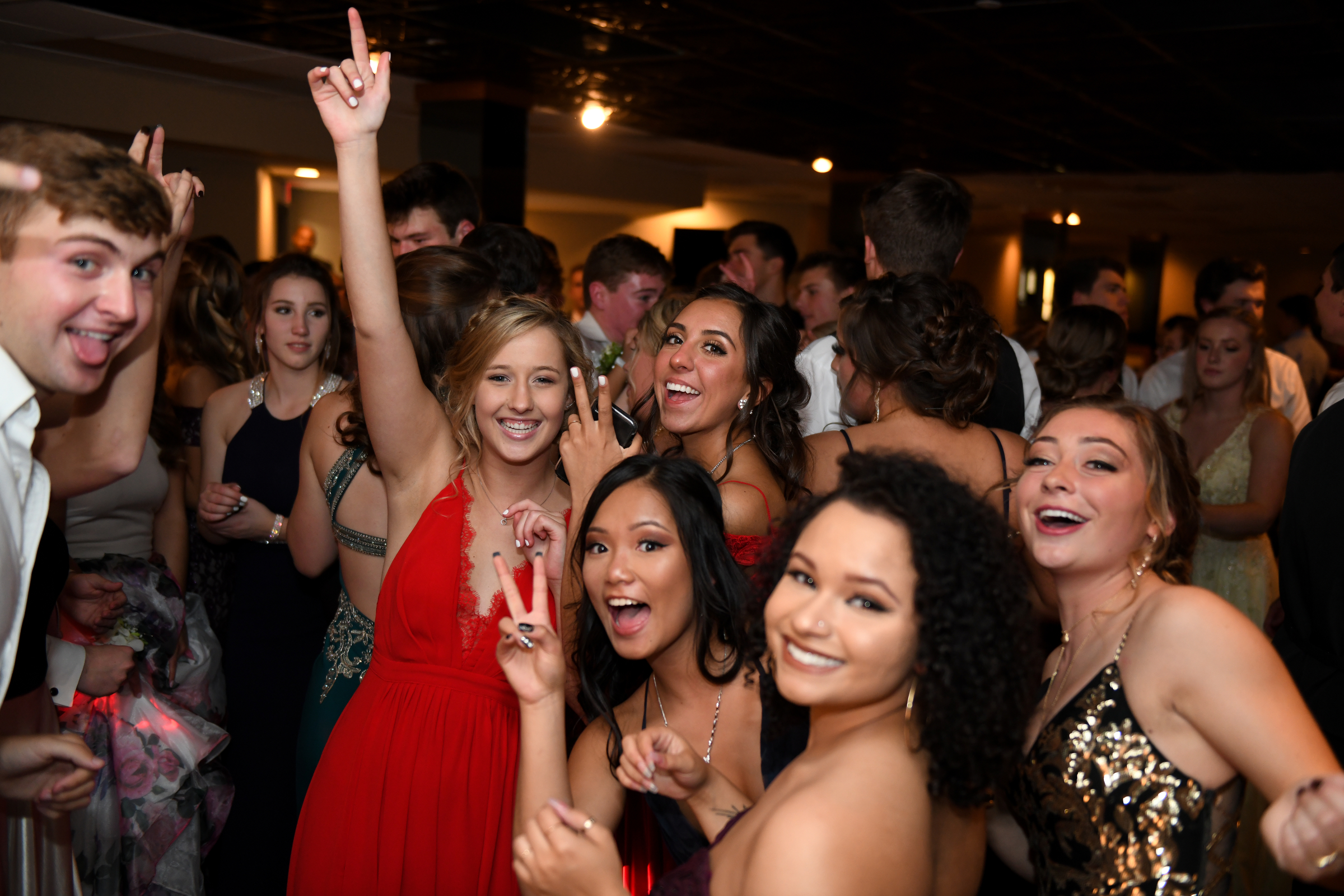 Manchester goes to 2019 prom in “rustic,” but elegant night - mlive.com