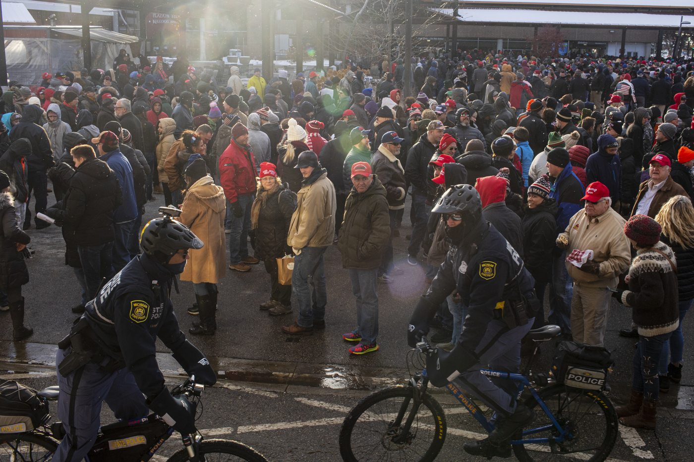 Supporters and protesters of President Trump gather in Battle Creek ...