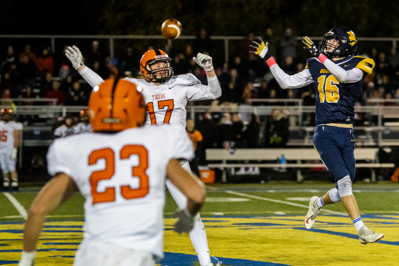 Fenton defeats Goodrich 4221, claims inaugural Metro League football