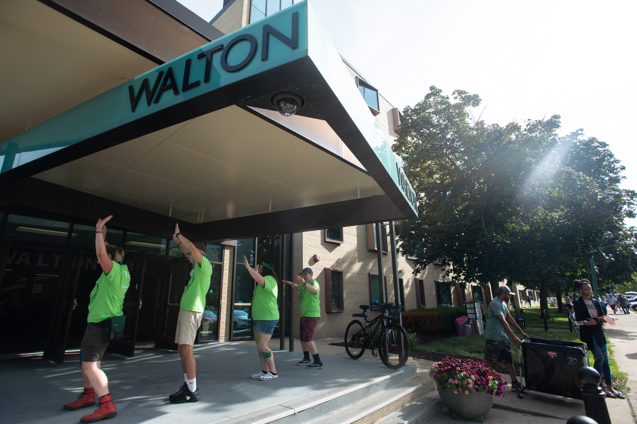 Students move into Eastern Michigan University dormitories