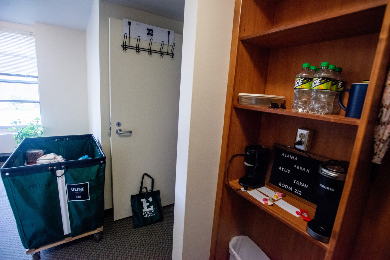 Students move into Eastern Michigan University dormitories