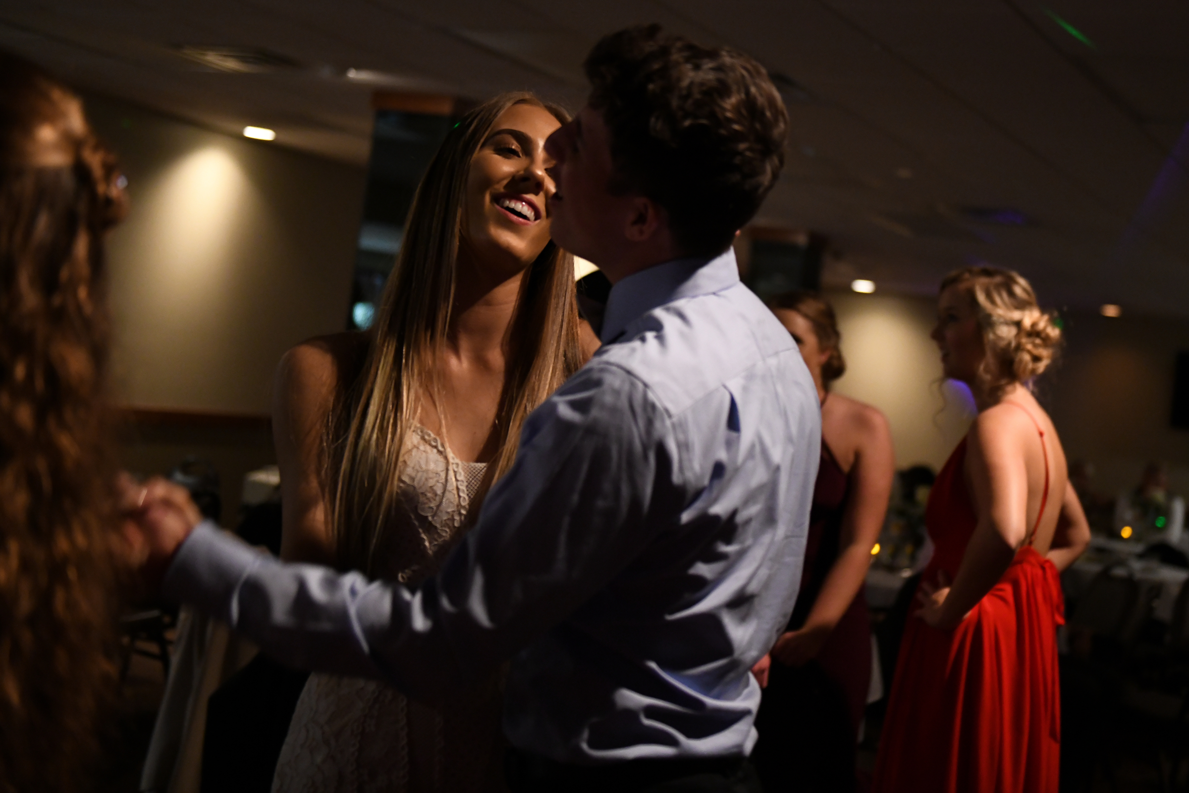 Manchester goes to 2019 prom in “rustic,” but elegant night - mlive.com