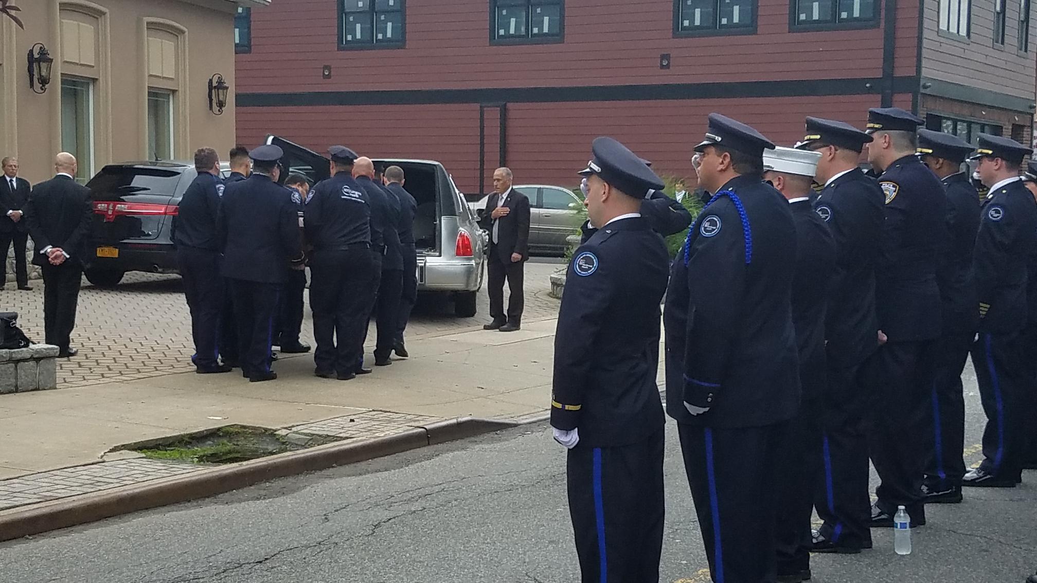 Emergency medical technician memorialized in Tottenville - silive.com