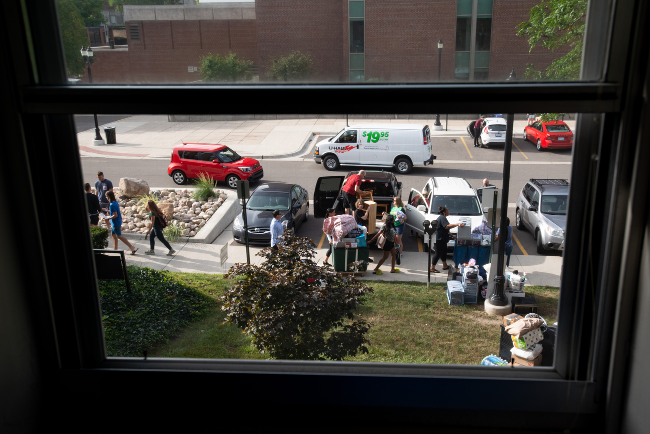 Students move into Eastern Michigan University dormitories