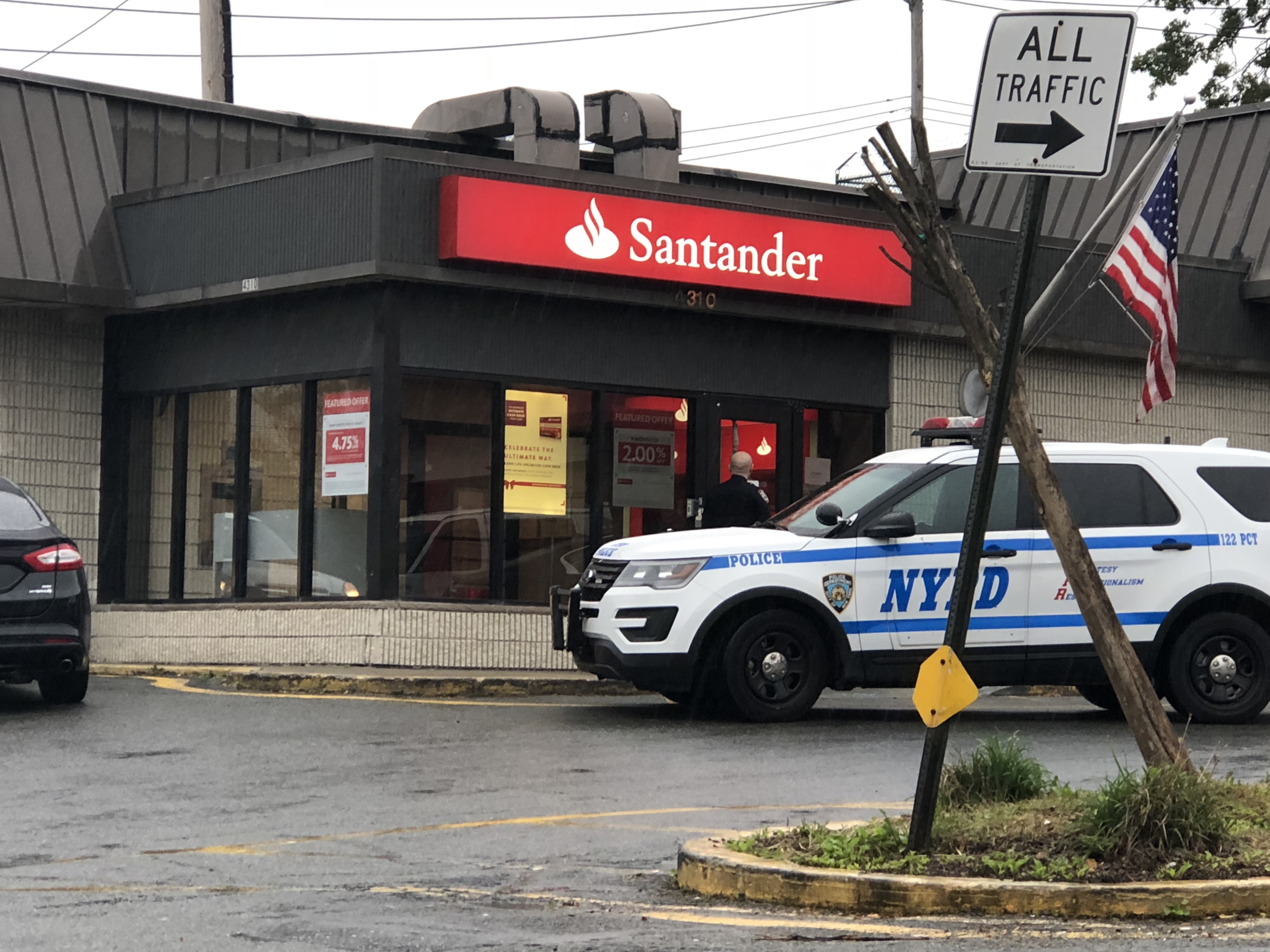 NYPD responds to several Staten Island banks amid robbery reports