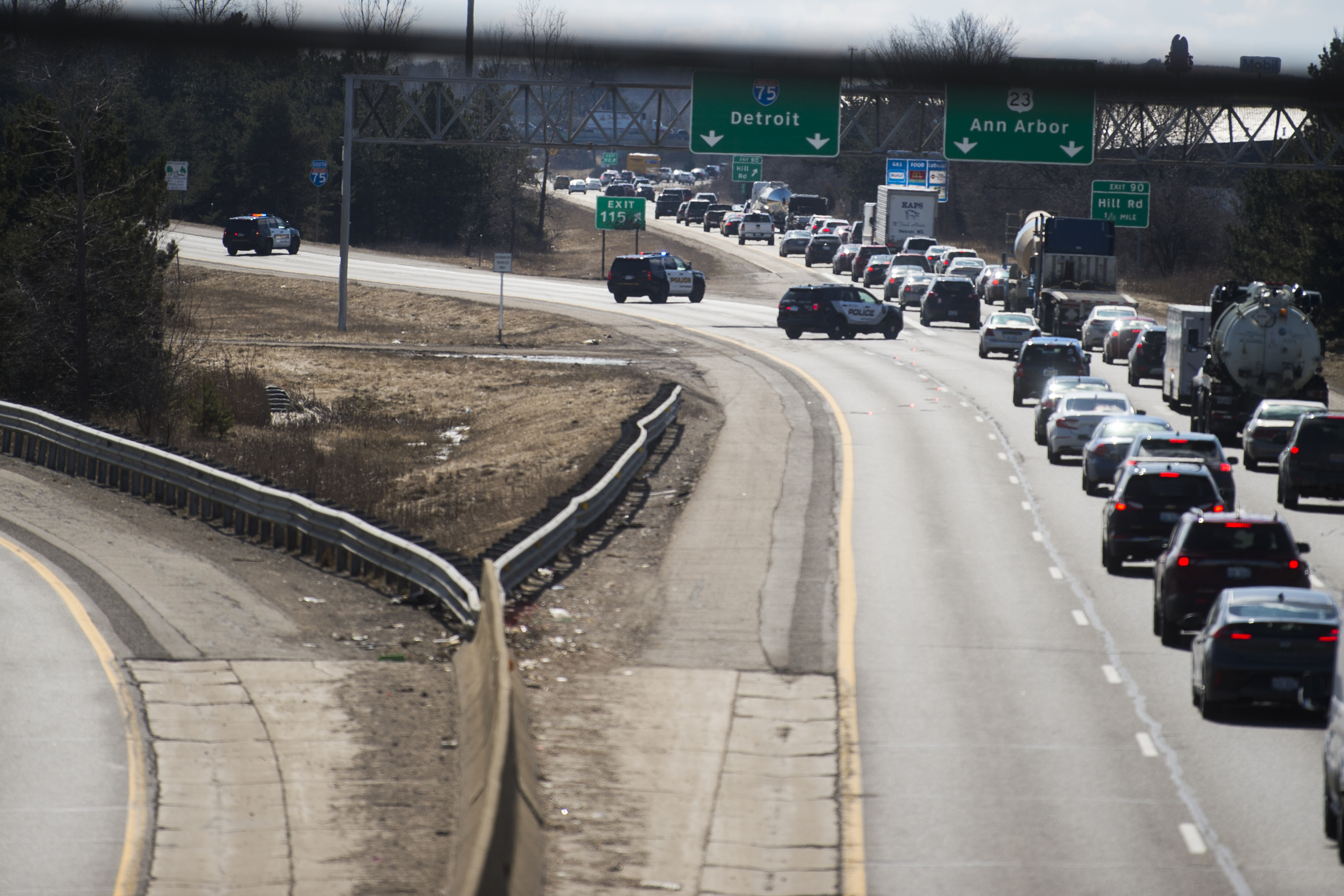 Overturned semi crash shuts down SB I-75 in Genesee County - mlive.com