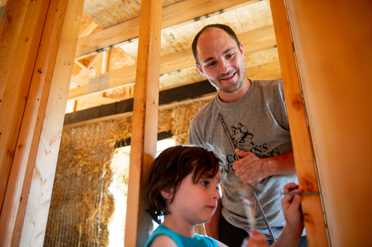 Straw bale workshop draws students from around the world to construct ...