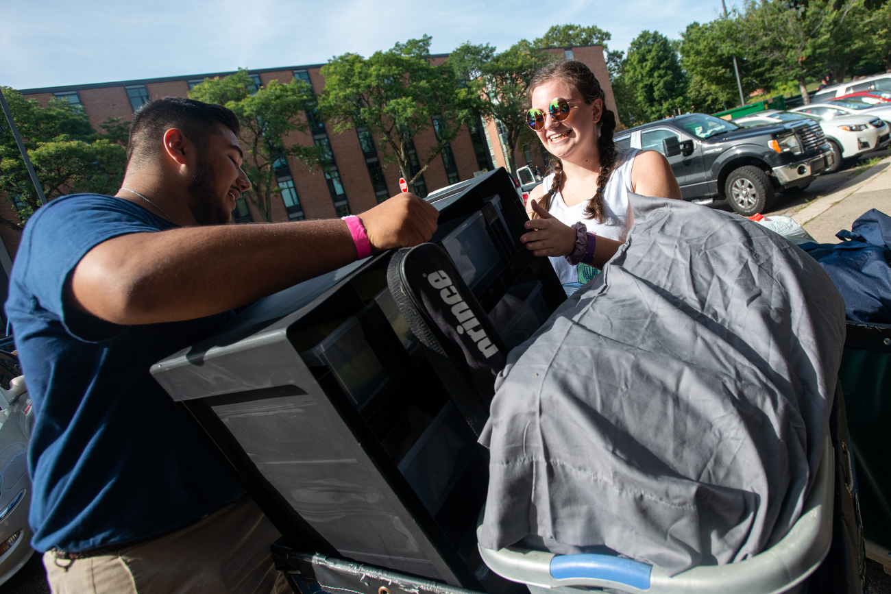 Students move into Eastern Michigan University dormitories