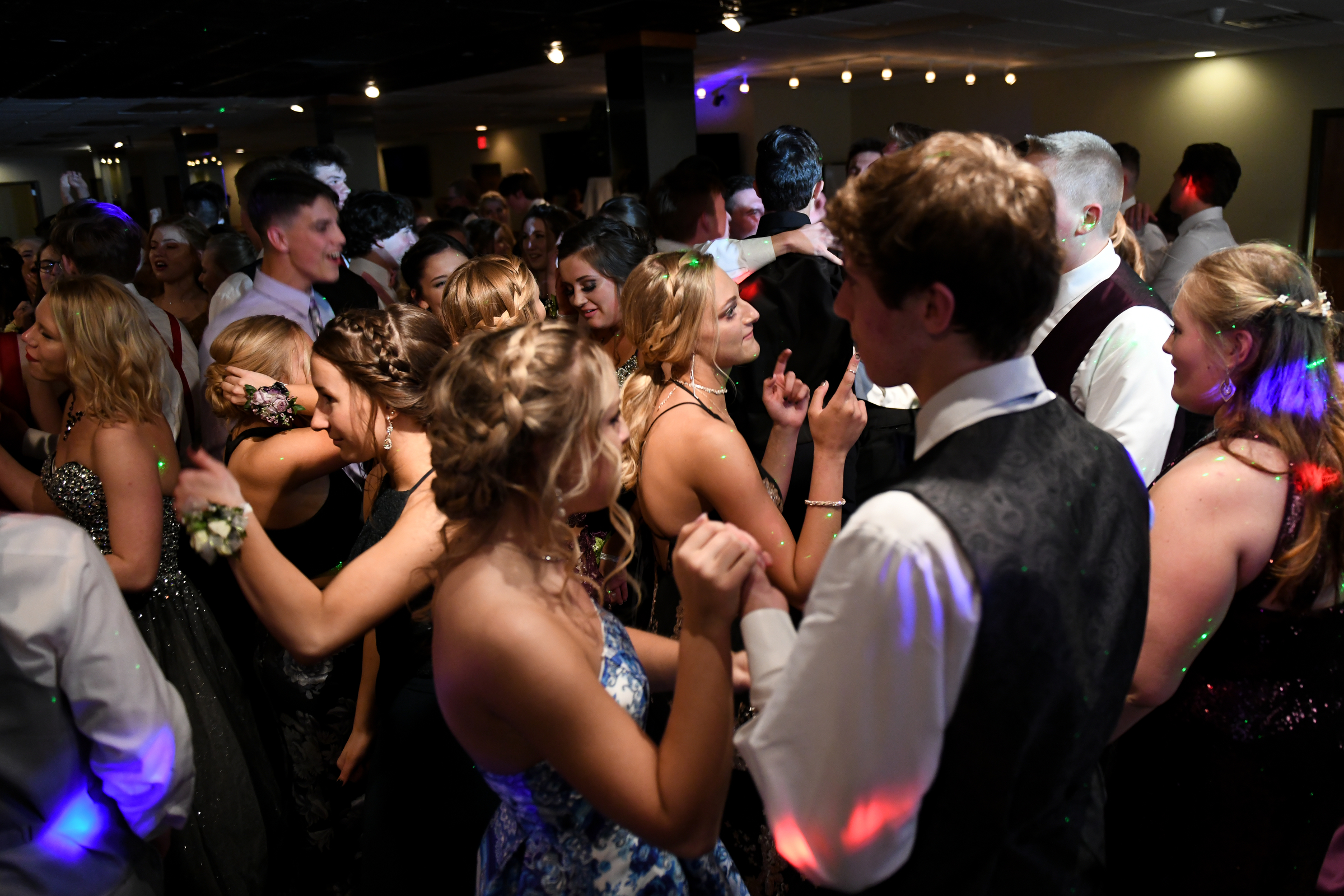 Manchester goes to 2019 prom in “rustic,” but elegant night - mlive.com