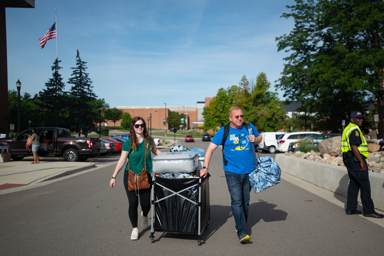 Students move into Eastern Michigan University dormitories