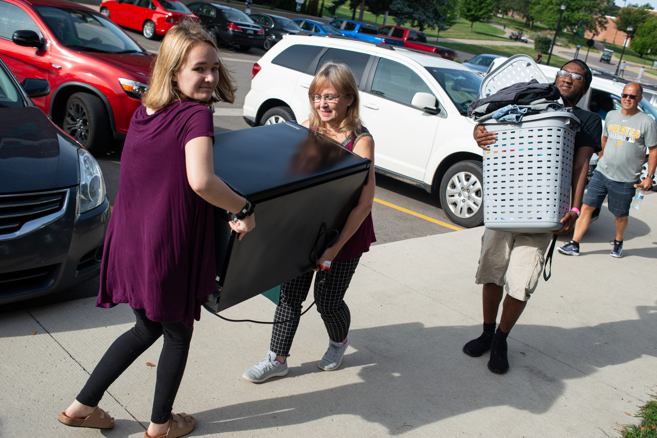 Students move into Eastern Michigan University dormitories