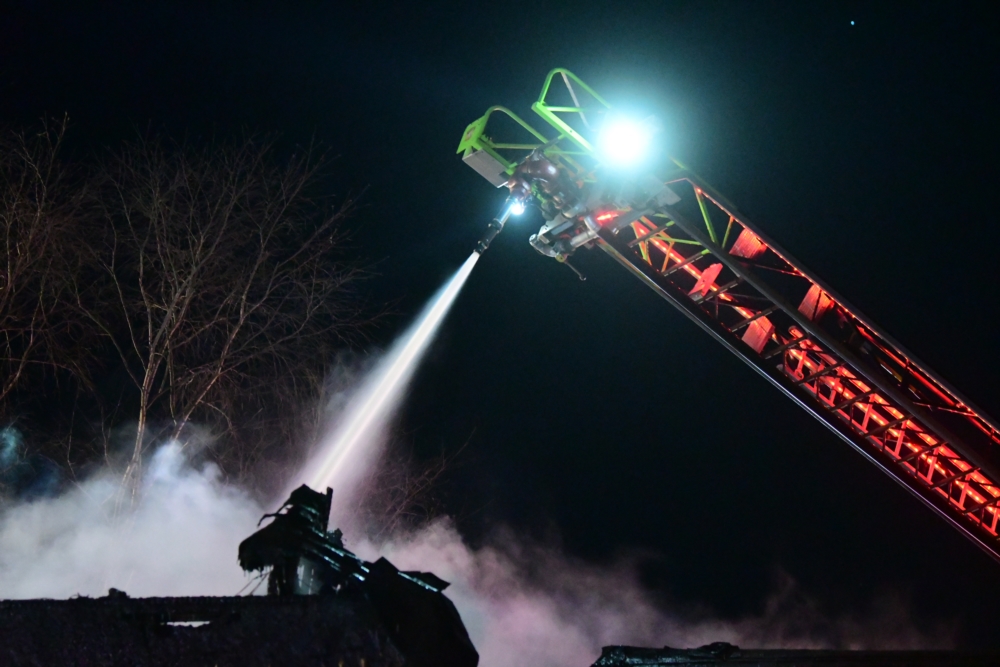 2 hurt in Raritan Township fire