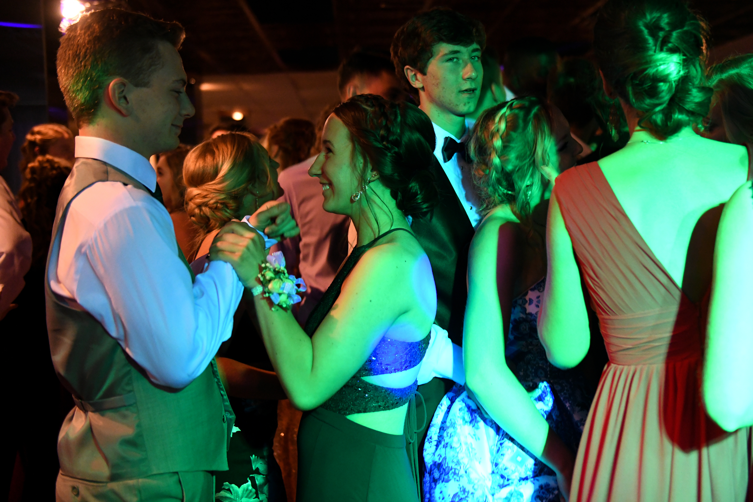 Manchester goes to 2019 prom in “rustic,” but elegant night - mlive.com